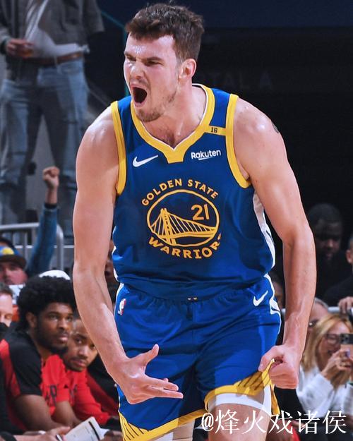 波斯特半场出战15分钟,10中4得到11分2板2助攻 波斯特半场出战15分钟,10中4得到11分2板2助攻